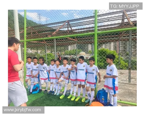 聚焦球场巨星：从足球到篮球的顶尖运动员全面解析与风采展示